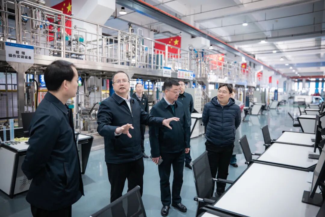 宜化化機黨委書記、董事長、總經理楊中澤獲聘三峽職院“湖北產業教授”(圖4)